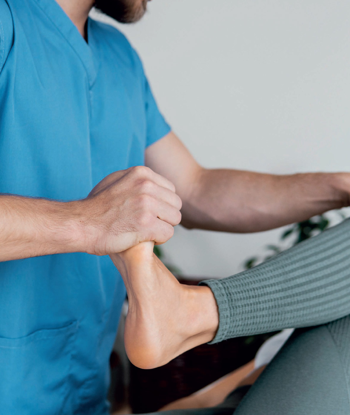 Un fisiatra mentre opera nel suo studio effettuando manovre su una donna