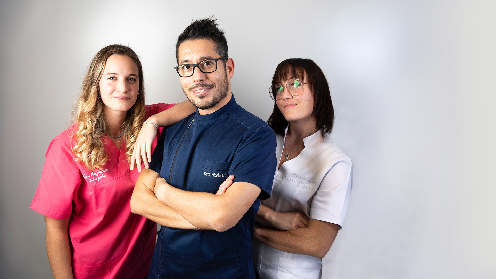 I membri dello staff di LifeHub in piedi insieme davanti a uno sfondo bianco